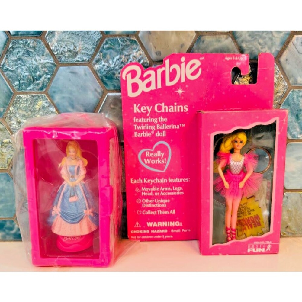 1996 NEW ON CARD BASIC FUN BARBIE KEYCHAIN TWIRLING BALLERINA BOX SHOWS WEAR A22